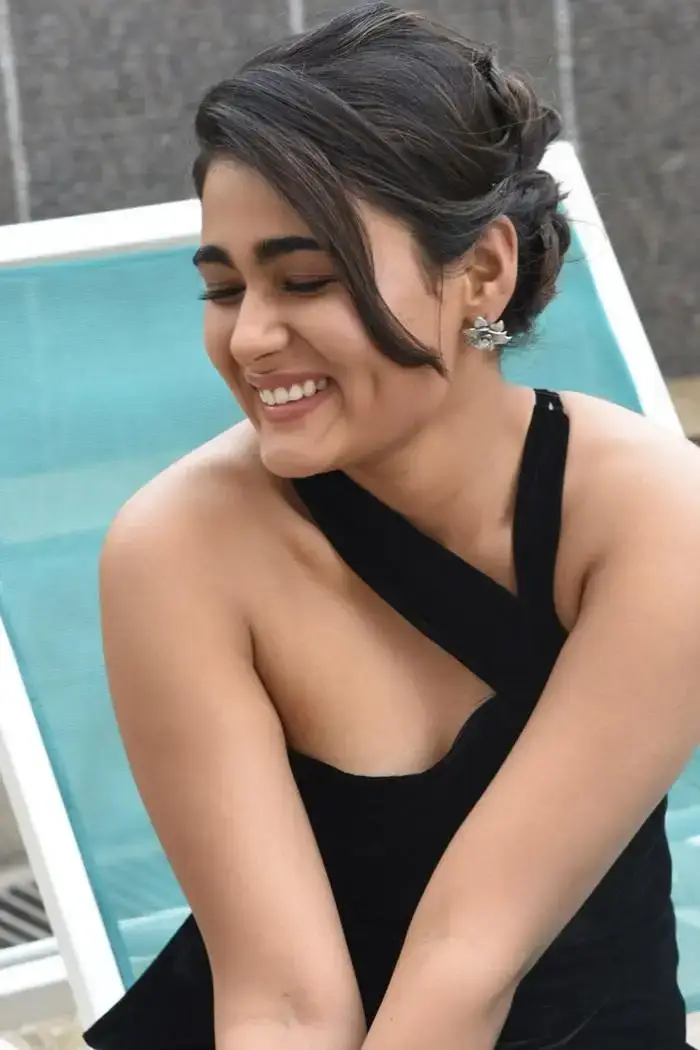 Beautiful Indian Actress Shalini Pandey Long legs Thighs